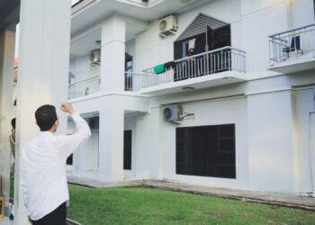 Wakil Wali Kota Batam, Amsakar Achmad, saat meninjau proses pemulangan pasien di Asrama Haji. (Foto: Mediacenter)