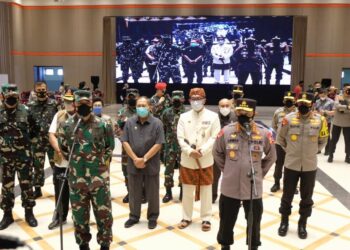 Panglima TNI Marsekal Hadi Tjahjanto dan Kapolri Jenderal Listyo Sigit Prabowo saat memberikan keterangan seusai meninjau langsung kegiatan serbuan vaksinasi massal Covid-19 di Bandung, Jawa Barat, Kamis, 10 Juni 2021.