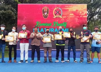 Para awak media  penerima penghargaan dari Dispen TNI AD dalam acara gathering di Buperta Cibubur, Jakarta Timur pada Kamis, 17 Juni 2021.