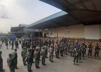 Para personil dari Komdam Jaya bersiap mengawal pengangkutan dosis vaksi Astra Zeneca dari bandara Soekarno Hatta ke Bandung, Sabtu, 5 Juni 2021.