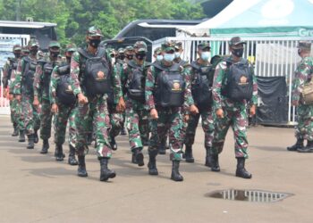 Para tenaga kesehatan dari Akmil saat memasuki halaman RSDC Wisma Atlet, Kemayoran Jakarta Pusat.