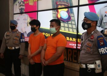 Polisi mengamankan dua pelaku pemalsu surat negatif GeNose Covid-19 di Bandara Hang Nadim, Kota Batam, Kepulauan Riau. (Foto: Humas Polresta Barelang)