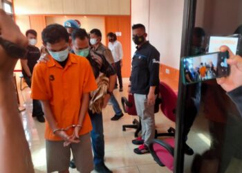 WD, digiring petugas menuju selnya di Mapolda Kepulauan Riau. (Foto: Humas Polda)