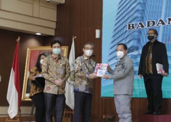 Penyerahan Laporan Hasil Pemeriksaan Laporan Keuangan di Auditorium BPK, Gedung BPK RI, Jakarta Pusat, Selasa, 29 Juni 2021. (Foto: Arsip Bakamla RI)