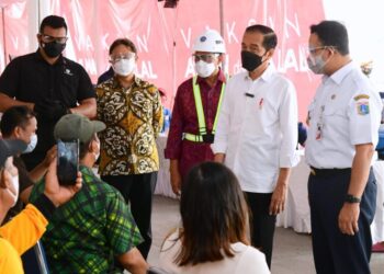 Presiden Joko Widodo (dua dari kanan) berdialog dengan peserta vaksinasi massal di Pelabuhan Sunda Kelapa, Jakarta Utara, Kamis, 10 Juni 2021.