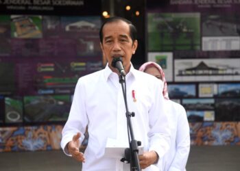 Presiden Joko Widodo memberikan keterangan sesuai melakukan peninjauan langsung perkembangan pembangunan Bandar Udara Jenderal Besar Soedirman di Kabupaten Purbalingga, Jawa Tengah, Jumat, 11 Juni 2021, pagi.
