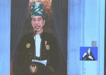 Presiden Joko Widodo kenakan busana adat Kabupaten Tanah Bumbu, Kalimantan Selatan saat pimpin upacara peringatan Hari Lahir Pancasila 1 Juni 2021 di Istana Bogor, Jawa Barat.