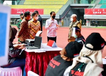 Presiden Joko Widodo ketika meninjau langsung pelaksanaan vaksinasi massal Covid-19, di Stadion Patriot Candrabhaga, Kota Bekasi, Jawa Barat, Senin,14 Juni 2021.