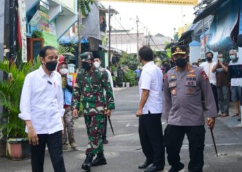 Presiden Joko Widodo meninjau langsung pelaksanaan pemberlakuan pembatasan kegiatan masyarakat (PPKM) skala mikro di RW 01, Kelurahan Rawasari, Kecamatan Cempaka Putih, Jakarta Pusat, Jumat, 25 Juni 2021.