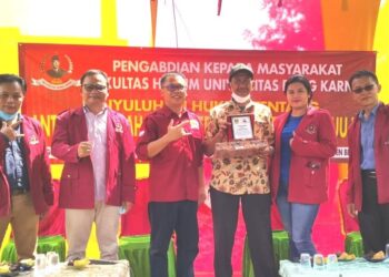 Mahasiswa/i semester VI Fakultas Hukum Universitas Bung Karno memberikan penyuluhan hukum kepada masyarakat Kampung Babakan Kongsi, Desa Sumber Urip, Kecamatan Pebayuran, Kabupaten Bekasi. (Foto: Arsip narasumber)