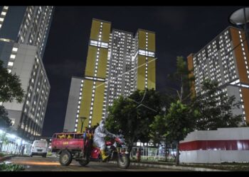 Suasana pada suatu malam di Rumah Sakit Darurat Covid (RSDC) Wisma Atlet Kemayoran, Jakarta Pusat.