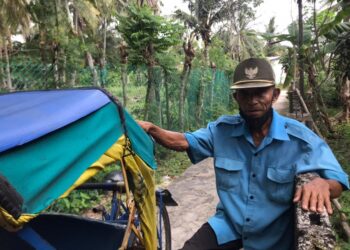 Zakat (65), penarik becak di Belakang Padang. (Foto: Dwi Alfah)