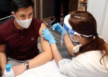 Vaksinasi di Kota Singapura. (Foto: The Business Times)