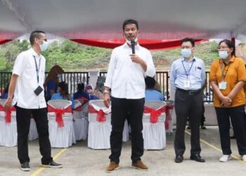 Wali Kota Batam, Muhammad Rudi saat meninjau vaksinasi massal untuk karyawan PT. Volex Indonesia di Kawasan Industri Sekupang. (Foto: Humas Pemko Batam)
