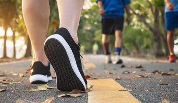 Ilustrasi jalan santai. (Foto: iStockphoto/ VTT Studio)