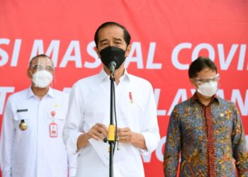 Presiden Joko Widodo memberikan keterangan pers tentang vaksinasi massal di Indoor Stadium, Sport Center Kelapa Dua, Kabupaten Tangerang, Banten, Rabu, 9 Juni 2021. (Foto: Istimewa)