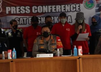Nia Ramadhani, menyampaikan permohonan maaf dengan membaca teks yang sudah disiapkan di acara Press  Conference di Mapolres Metro Jakarta Pusat.