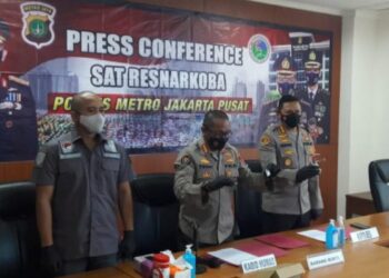 Kabid Humas Polda Metro Jaya, Kombes Yusri Yunus (tengah), menyampaikan keterangan pers tanpa menampakkan tersangka Nia Ramadhani dan Ardi Bakrie di Mapolres Jakarta Pusat.