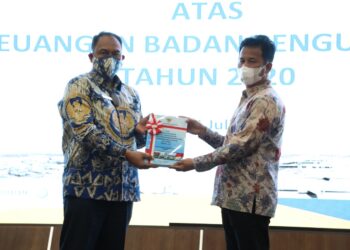 Kepala BP Batam, Muhammad Rudi, saat menerima laporan dan penghargaan yang diserahkan oleh Anggota V BPK RI, Bahrullah Akbar. (Foto: Humas BP Batam)