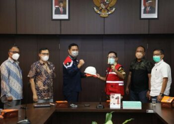 Penyerahan atribut atribut kerja dalam rapat Pre-Construction Meeting (PCM), Pengembangan Pavement Runway Service Performance Bandar Udara Hang Nadim Batam. (Foto: Humas BP Batam)