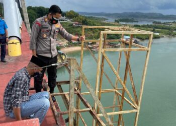 Polisi saat berupaya mengevakuasi korban. (Foto: Polsek Sagulung)