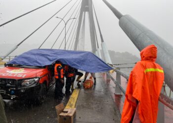 Polisi sedang mengevakuasi korban. (Foto: Polsek Sagulung)