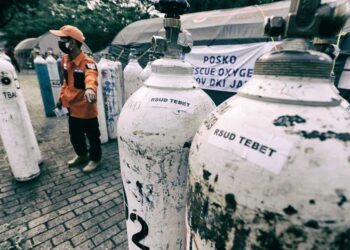 Tabung berisi oksigen dari truk di Posko Darurat Oxygen Rescue, kawasan Monumen Nasional (Monas), Jakarta. (Foto: Beritasatu)