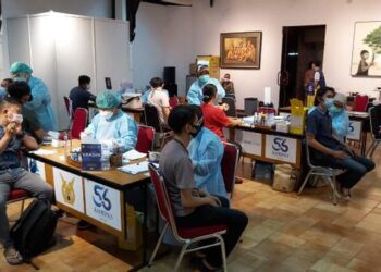 Vaksinasi Covid-19 bagi pekerja pers di Jakarta.