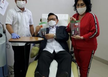 Anggota Wantimpres HR Agung Laksono didampingi istrinya Ny. Silvia Amelia (kanan); bersedia diambil darahnya oleh Prof dr. Terawan Putranto (kiri) di RSPAD Jakarta untuk kepentingan uji klinis Vaksin Nusantara.
