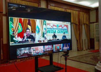 Ansar saat memimpin Rapat Penanganan Pandemi Covid-19 dan Vaksinasi Se-Kepulauan Riau dari Gedung Daerah, Tanjungpinang, Kamis, 18 Agustus 2021. (Foto: Ist)