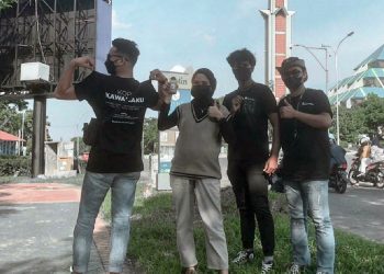 Aryansyah Putra Lubis (nomor dua dari kanan) saat membagikan puluhan botol kopi kepada petugas di beberapa posko PPMK yang ada di seputaran Batam Center. (Foto: Instagram Kawanaku)