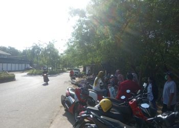 Calon orang tua siswa berkumpul di depan gerbang SMA Negeri 3 Batam. (Foto: Bintang Hasibuan)