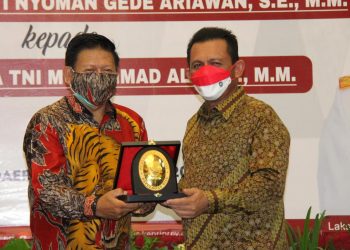 (Dari kiri) Panglima Komando Gabungan Wilayah I (Pangkogabwilhan I) Laksamana Madya TNI I Gede Nyoman Ariawan dan Gubernur Kepri, Ansar Ahmad. (Foto: Ist)