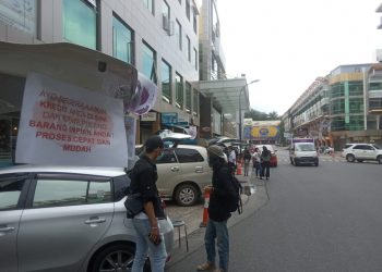 Deretan pedagang di Nagoya Hill Mall yang menjajakan barang dagangannya di parkiran lantaran mal kini hampir sepenuhnya tidak beroperasi, Rabu, 4 Agustus 2021. (Foto: Fathur Rohim)