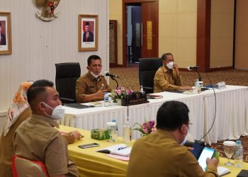 Gubernur Kepri, Ansar Ahmad saat memimpin rapat evaluasi pembangunan Pemerintah Provinsi Kepulauan Riau di Aula Wan Seri Beni, Dompak, Tanjungpinang, Senin, 30 Agustus 2021