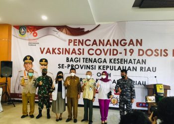 Gubernur Kepri, Ansar Ahmad dan Direktur RS Hj. Bunda Halimah Batam, dr. Ibrahim berfoto usai penyuntikan vaksin dosis III, Senin, 9 Agustus 2021. (Foto: Fathur Rohim)