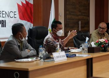 Gubernur Kepri, Ansar Ahmad saat memimpin rapat kabupaten dan kota di Kepulauan Riau dengan PT SMI di ruang kerja Gubernur, Dompak, Tanjungpinang, Selasa, 31 Agustus 2021. (Foto: Ist)