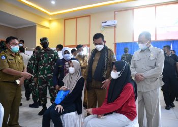 Gubernur Kepulauan Riau, Ansar Ahmad saat menyaksikan serbuan vaksinasi di SMAN 4 Tanjungpinang, Senin, 30 Agustus 2021. (Foto: Ist)
