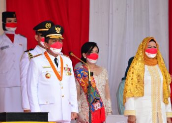 Gubernur Kepulauan Riau, Ansar Ahmad bertindak sebagai Inspektur Upacara pada Upacara Bendera Peringatan HUT Ke 76 Kemerdekaan RI Tingkat Provinsi Kepri Tahun 2021 dari Halaman Gedung Daerah Provinsi Kepri Tanjungpinang, Selasa, 17 Agustus 2021. (Foto: Ist)