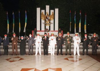 Gubernur Kepulauan Riau, Ansar Ahmad beserta OPD Provinsi Kepri Apel Kehormatan dan Renungan Suci di Taman Makam Pahlawan, Tanjungpinang, Rabu, 17 Agustus 2021 dini hari (Foto: Ist)