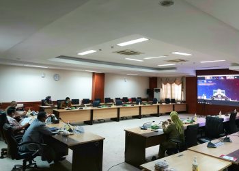 Gubernur Kepulauan Riau, Ansar Ahmad menghadiri peluncuran sinergitas pengelolaan bersama Monitoring Centre Prevention (MCP) melalui video konferensi dari Rupatama Kantor Gubernur Kepri, Selasa, 31 Agustus 2021. (Foto: Ist)