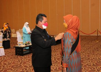Gubernur Kepulauan Riau, Ansar Ahmad, mengukuhkan Dewi Kumalasari Ansar sebagai Bunda Pendidikan Anak Usia Dini (PAUD) Provinsi Kepri di Aula Wan Seri Beni, Dompak, Kamis, 19 Agustus 2021. (Foto: Humas Pemprov Kepri)