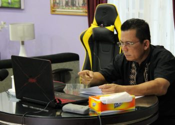 Gubernur Kepulauan Riau, Ansar Ahmad saat mengikuti Rapat Koordinasi dan Evaluasi Perkembangan PPKM dan Covid-19 di wilayah Sumatera, dari Tanjungpinang, Minggu, 18 Agustus 2021 kemarin. (Foto: Humas Pemprov Kepri)