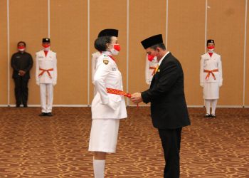 Gubernur Kepulauan Riau Ansar mengukuhkan 36 pelajar tingkat SMA menjadi Paskibraka Provinsi Kepulauan Riau Tahun  2021 di Aula Wan Seri Beni Dompak, Tanjungpinang, Minggu, 15 Agustus 2021 malam. (Foto: Humas Pemprov Kepri)
