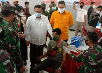HR Agung Laksono (baju putih) Ketua Wankar Partai Golkar dalam kapasitas sebagai Anggota Dewan Pertimbangan Presiden (Wantimpres) meninjau Vaksinasi Massal kerja sama Kosgoro 1957 dan TNI AD di GOR Desa Junjang Kecamatan Arjawinangung, Kabupaten Cirebon, Kamis, 25 Agustus 2021.