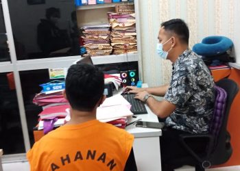 JY (21) saat diperiksa di Mapolresta Barelang. (Foto: Romi Kurniawan