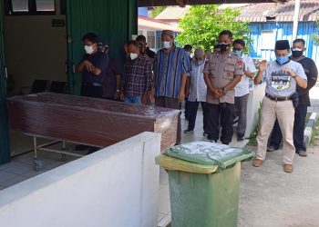 Jasad Hartijo (49) saat disalatkan di Ruang Pemulasaran RSBK Batam, Kepulauan Riau, Rabu, 28 Juli 2021