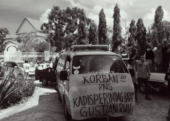 Jenazah Friska Ginting (42), dibawa warga ke Kantor Wali Kota Batam dan Kantor DPRD Kota Batam. (Foto: Fathur Rohim)