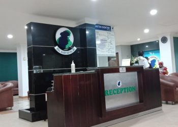 Karyawan Rumah Sakit Ibu dan Anak di Gelael Menghindar saat puluhan calon penumpang Lion Air meminta kejelasan terkait hasil tes PCR. (Foto: Romi Kurniawan)