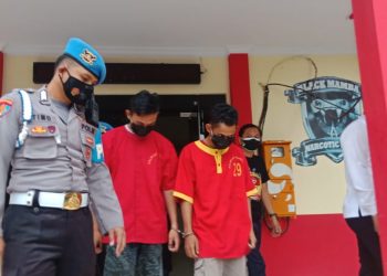 Kedua pelaku saat digiring petugas di Mapolresta Barelang. (Foto: Romi Kurniawan)